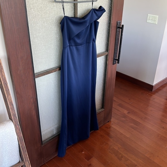 Black Halo
Navy Molten Off Shoulder Gown size 16. EUC - Picture 6 of 10